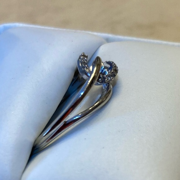 10K White Gold Diamond Ring with Interlocking Design - Picture 3 of 6